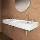 Doppelwaschtisch mit zwei Becken und zwei Wasserhähnen, montiert an einer Wand aus Kork. Marke: Ideal Standard.